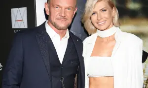 Cezary Pazura z żoną Edytą. Edyta Pazura wiek nie jest widoczny, ale wygląda promiennie w białym komplecie.