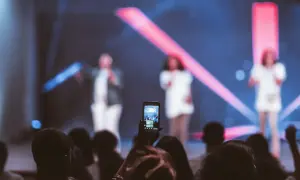 Koncert polskiej gwiazdy pop. Czy warto kupić bilet VIP? Widownia nagrywa występ telefonem.