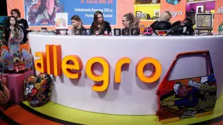 Na scenie finału aukcji Allegro, gdzie trwa licytacja, zastanawiamy się, ile kosztuje minuta reklamy w trakcie finału popularnego show.