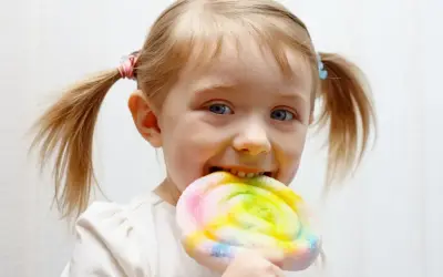 Czy dzieci celebrytów jedzą cukier i fast foody? Ta dziewczynka z pewnością cieszy się kolorowym lizakiem.