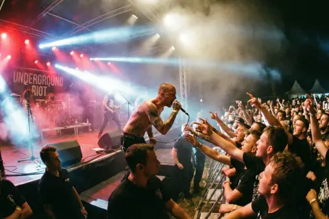 Krew, pot i decybele. Ewolucja scenicznego szaleństwa w punk rocku