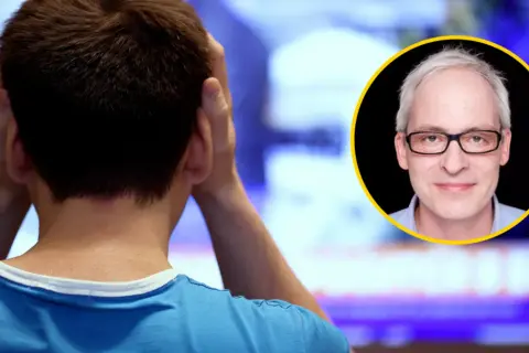 Chłopak zakrywa uszy, słysząc w telewizji, dlaczego znany polityk-celebryta wstydzi się swojego wiejskiego pochodzenia.