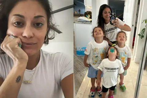 Najmłodsze ikony stylu, czyli jak ubierają się dzieci polskich it-girls. Trzy uśmiechnięte maluchy w identycznych koszulkach z logo Burberry, mama robi im zdjęcie w lustrze.