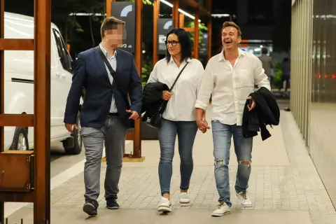 Trzy osoby idą razem. Czy Radek Liszewski ma dzieci? Na zdjęciu widać parę trzymającą się za ręce i młodego mężczyznę.