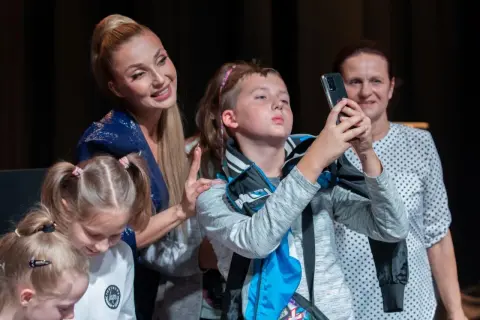 Cleo z dziećmi na scenie, robią sobie selfie.