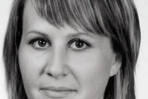 Portret kobiety w czerni i bieli, z widocznymi oczami i fragmentem twarzy.
