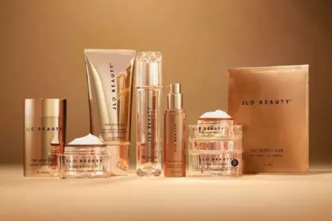 Kremy i kosmetyki JLo Beauty w złotych opakowaniach. Czy luksusowy krem od znanej piosenkarki naprawdę działa na zmarszczki?