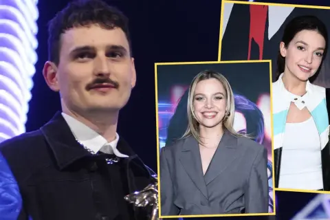 Dawid Podsiadło z nagrodą, obok niego zdjęcia kobiety w szarym garniturze i kobiety w kurtce.