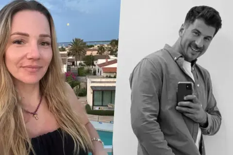 Uśmiechnięta kobieta z naszyjnikiem i mężczyzna z telefonem. Czy to Maciej Mindak i jego żona?