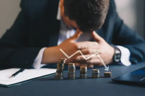 Zastanawiasz się, kto z polskich celebrytów ogłosił upadłość konsumencką w tym miesiącu? Obrazek pokazuje stosy monet i wykres spadkowy, symbolizujące problemy finansowe.