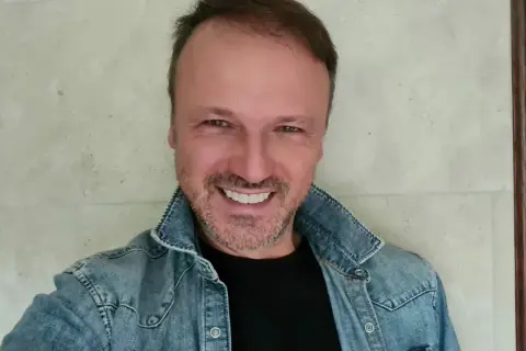 Czy Damian Holecki ma żonę i dzieci? Odkryj jego życie rodzinne