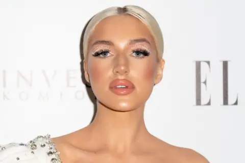 Kim naprawdę jest Caroline Derpienski - wszystko co musisz wiedzieć