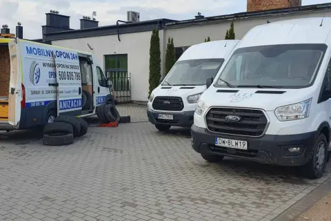 Kruszwil obecnie rozwija firmę Oponly, oferując mobilną wulkanizację 24h. Na zdjęciu widać jego pojazdy i sprzęt.