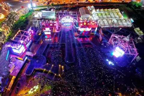 Warszawa nocą: festiwal muzyczny z tłumami i scenami. Ranking najlepszych klubów koncertowych w Warszawie czeka na odkrycie!