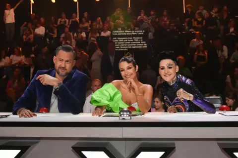 Trójka jurorów talent show siedzi przy stole. Czy to właśnie ich prywatne animozje sprawiają, że nie lubią się nawzajem?
