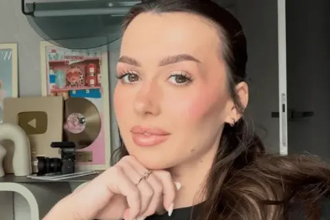Ulubiona influencerka zdradza, ile kosztuje wyprawka dla dziecka. Złota płyta i przybory do nagrywania sugerują sukces.