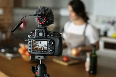 Kamera nagrywa influencerkę w kuchni. Czy to nagranie wyjaśni powód nagłego zniknięcia postów z profilu najpopularniejszej influencerki?