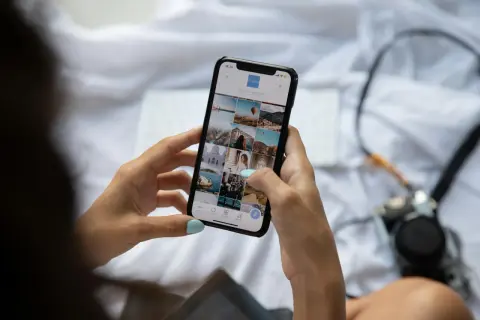 Dlaczego gwiazdy masowo znikają z mediów społecznościowych w 2025 roku i co to naprawdę oznacza?