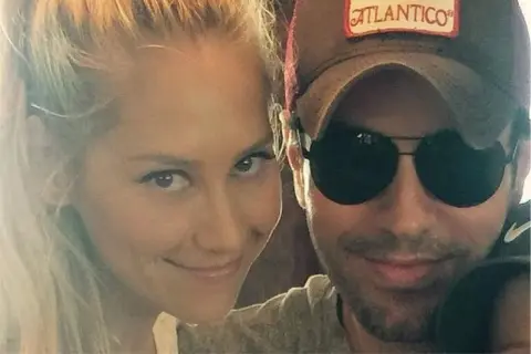 Z kim teraz jest Enrique Iglesias? Poznaj jego związek z Anną Kurnikową