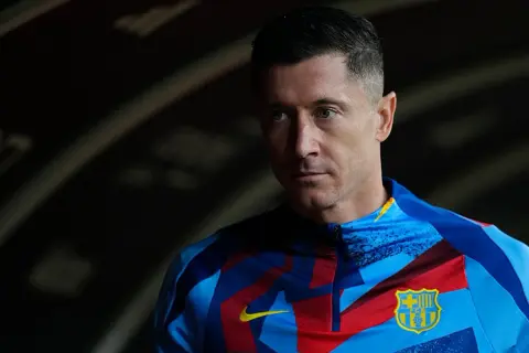 Robert Lewandowski w stroju FC Barcelony. Jego spojrzenie sugeruje, że odkrywa sekrety drzewa genealogicznego najpopularniejszego polskiego piłkarza.