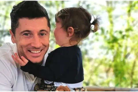 Ile dzieci ma Lewandowski? Zaskakujące fakty o rodzinie piłkarza