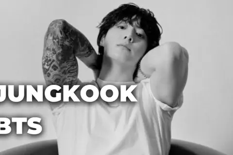 Jungkook z BTS, z tatuażami na ramieniu, w białej koszulce. Czy Jungkook z BTS ma dziewczynę?