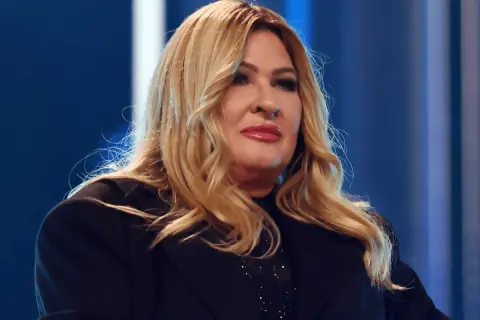 Pilne oświadczenie menedżera znanej wokalistki o stanie zdrowia. Wokalistka w czarnej marynarce, z blond włosami i makijażem.