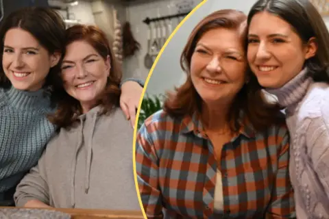 Uśmiechnięte Maria Dowbor Baczyńska i jej córka, blisko siebie, w ciepłych swetrach.