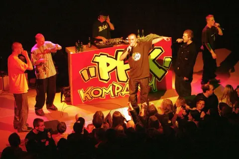 Raperzy na scenie z DJ-em. Czy to prawdziwa przyczyna odwołania trasy koncertowej polskiego rapera? Publiczność szaleje.