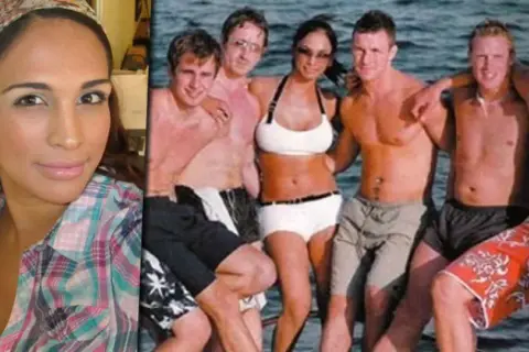 Kobieta z opaską na włosach i mężczyźni na łodzi. Czy to zdjęcie wyjaśnia, dlaczego produkcja show wykluczyła uczestnika w trakcie trwania programu?