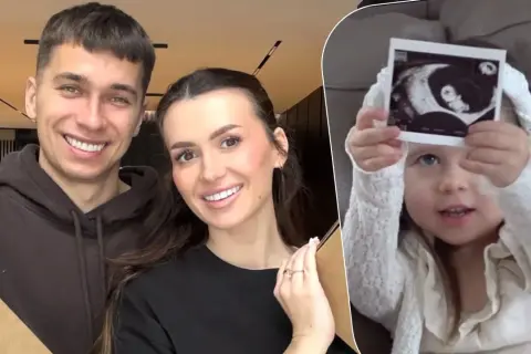 Wesoła rodzina świętuje radosną nowinę. Wersow w ciąży z uśmiechem pokazuje USG, a mała córeczka radośnie prezentuje zdjęcie.