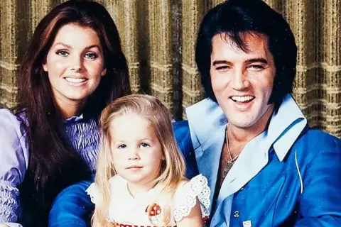 Priscilla Presley z córką Lisą Marie i Elvisem Presleyem. Czy żona Elvisa Presleya żyje? Tak, Priscilla żyje.
