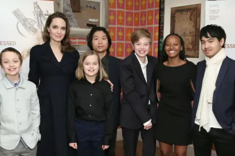 Angelina Jolie z dziećmi pozuje do zdjęcia na premierze filmu.