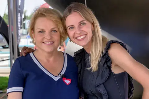 Marcin Bosacki i Aleksandra Gajewska uśmiechają się do zdjęcia.