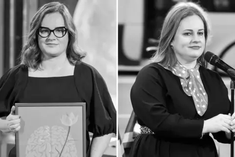 Joanna Kołaczkowska, córka Joanny Kołaczkowskiej, prezentuje obraz z mózgiem i kwiatem.