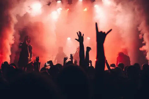 7 szalonych rzeczy, które robią rockowe legendy poza sceną – od backstage'u do nietypowych atrakcji z obsługą MuchBetter