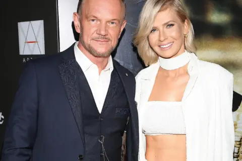 Cezary Pazura z żoną Edytą. Edyta Pazura wiek nie jest widoczny, ale wygląda promiennie w białym komplecie.