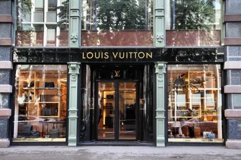 Elegancki butik Louis Vuitton. Czy znana projektantka mody rzeczywiście wychowała się w luksusach, patrząc na te torebki i walizki?