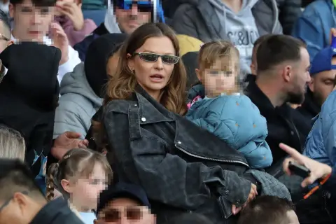 Popularna fit-mama Anna Lewandowska z córką na trybunach. Zastanawiasz się, dlaczego popularna fit-mama przestała pokazywać twarze swoich dzieci?