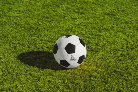 Futbol – uniwersalny język emocji i strategii