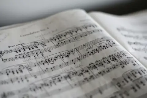 Rola muzyki w salonach rozrywki: jak dźwięk wpływa na emocje i decyzje graczy