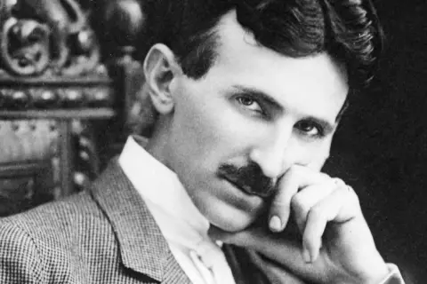 Tesla skąd pochodzi? Odkryj fascynującą historię firmy
