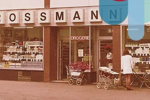 Rossmann skąd pochodzi? Odkryj fascynującą historię sieci drogerii