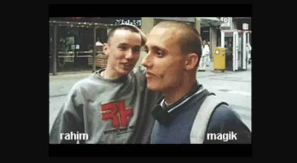 Dwóch młodych mężczyzn, Rahim i Magik, pozuje do zdjęcia. Kim jest żona Magika? Tego zdjęcie nie zdradza, ale widać ich przyjaźń.