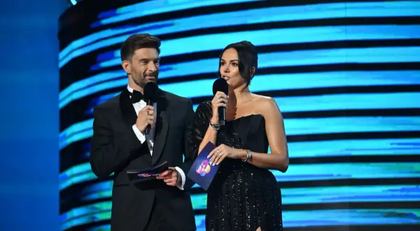 Prowadzący program na żywo, ubrani elegancko, trzymają mikrofony i materiały. Czy to wyjaśnia, dlaczego rano przerwano nagranie popularnego programu na żywo?