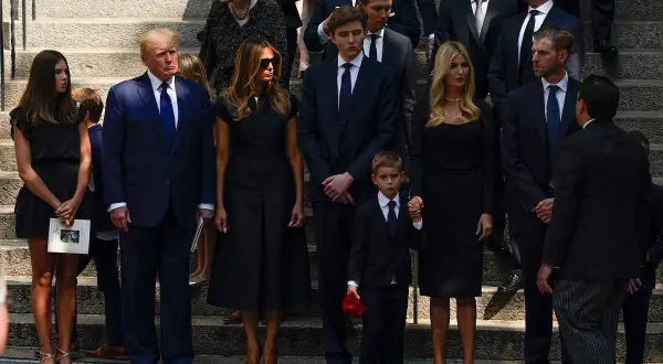 Donald Trump z rodziną, w tym jego obecna żona Melania i córka Ivanka, oraz inne kobiety, które były żonami Trumpa, w żałobnych strojach.