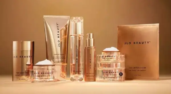 Kremy i kosmetyki JLo Beauty w złotych opakowaniach. Czy luksusowy krem od znanej piosenkarki naprawdę działa na zmarszczki?