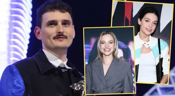 Dawid Podsiadło z nagrodą, obok niego zdjęcia kobiety w szarym garniturze i kobiety w kurtce.