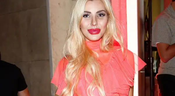 Blond celebrytka w koralowej sukni z falbanami. Fani zastanawiają się, dlaczego martwią się o jej wygląd po ostatnim wyjściu.