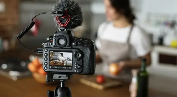 Kamera nagrywa influencerkę w kuchni. Czy to nagranie wyjaśni powód nagłego zniknięcia postów z profilu najpopularniejszej influencerki?